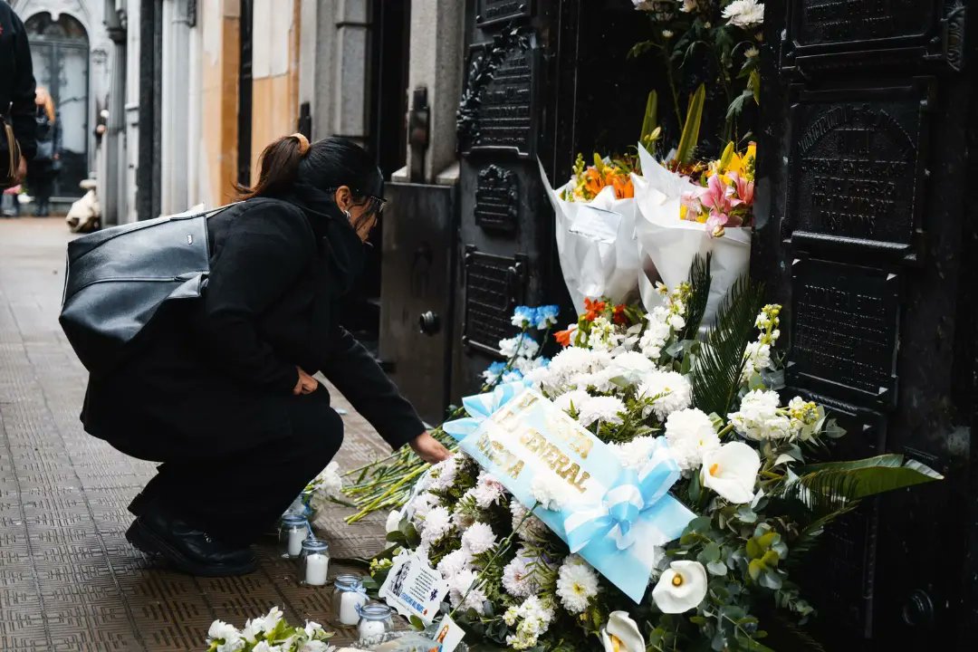 generospmesco's tweet photo. 70 FLORES PARA EVITA A LOS 70 AÑOS DE SU PASO A LA INMORTALIDAD✌🏽🌺

Ayer por la mañana, rendimos homenaje a la capitana de nuestras rebeldías en el Cementerio de Recoleta.

https://t.co/ThDsDM3kgE https://t.co/Et9RY7SWnH