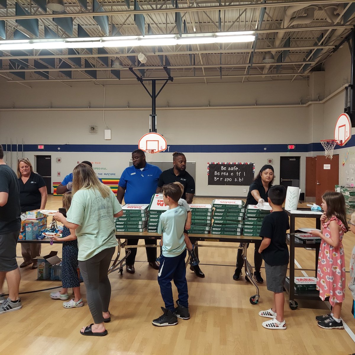 FarrOutCoach's tweet photo. Summer Camp with our awesome @RocketsRR students was a huge success! So much fun learning and a family pizza night concluded camp. Thanks to @OlatheSubaru for providing the awesome smores bags! #opsmomentsthatmatter https://t.co/nEEDVDB8dh