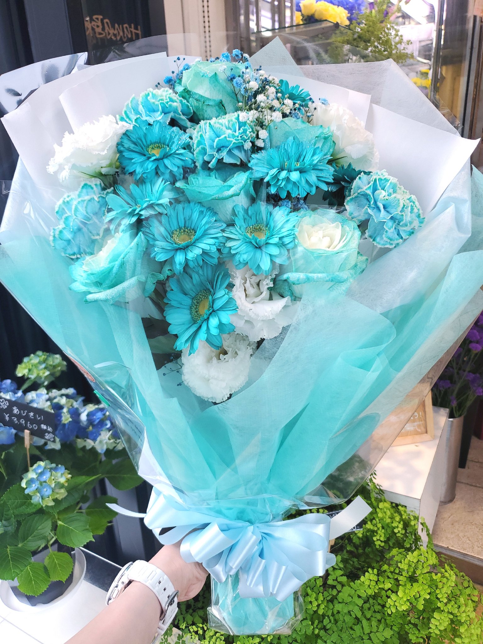 秋葉原のお花屋さん 花文 Hanabun 夏になるとオーダー増える気がする 寒色系 今回は ターコイズブルー ミントグリーン 系の色味 昨今市場でも見かけるようになったミントグリーン系 負けじと日々研究です 花文花束 花文ミント