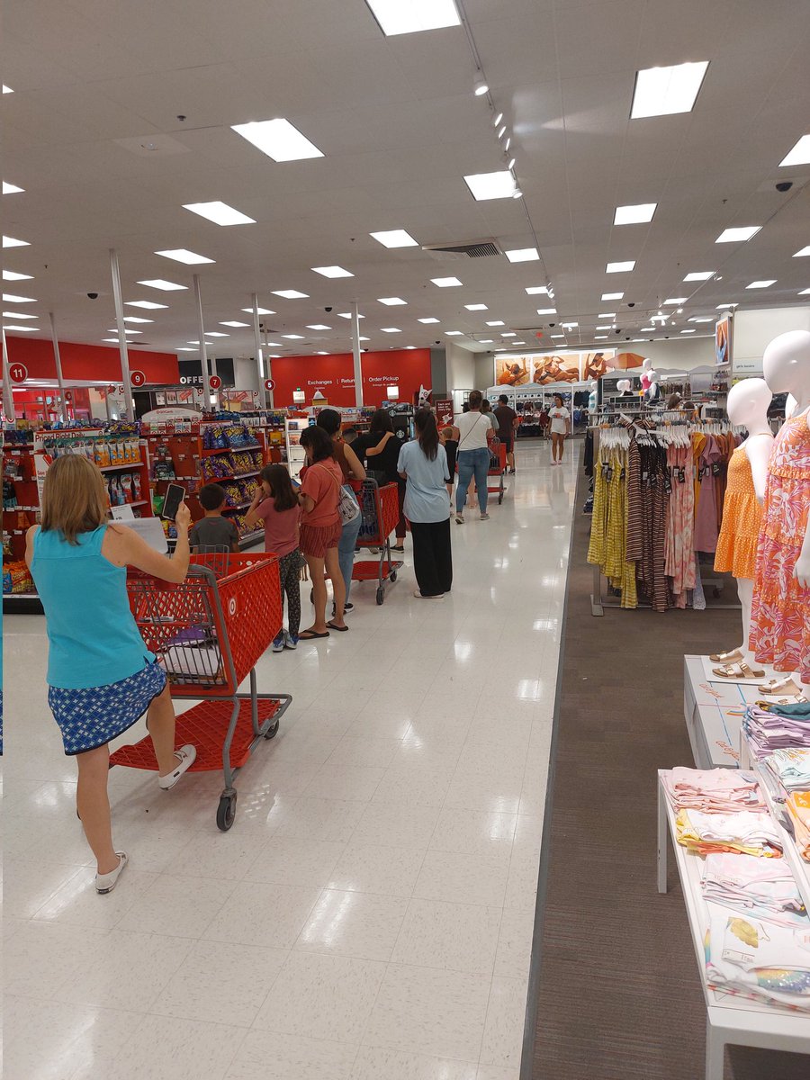 1031ent's tweet image. Hire some cashiers or open more self checkout lanes. Huge lime for self checkout. @Target #BadManagement
#Target