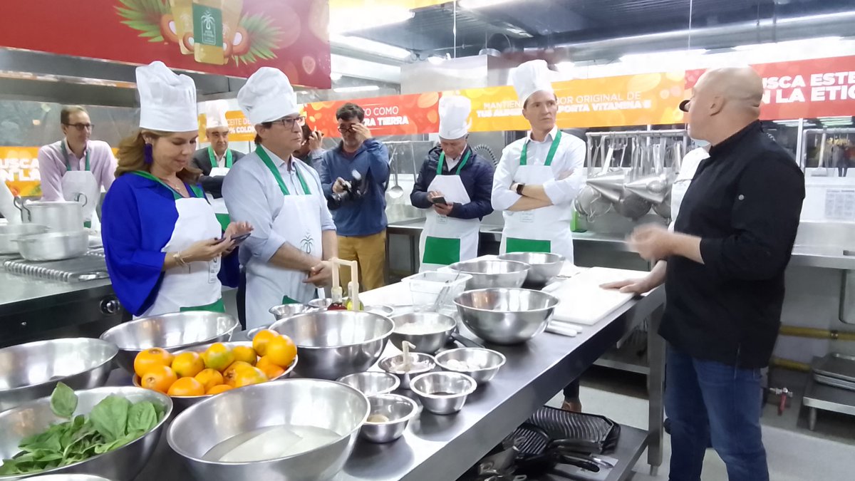 FedepalmaOrg's tweet photo. Inicia la séptima #CocinaGourmet en la @ISMM_Colombia con la participación especial del Ministro de Agricultura y Desarrollo Rural, @ZeaNavarro, acompañado de funcionarios de Gobierno y líderes de opinión, quienes cocinarán bajo la conducción de @jorgerausch 
#AceiteDePalma https://t.co/y3da6lDbCV