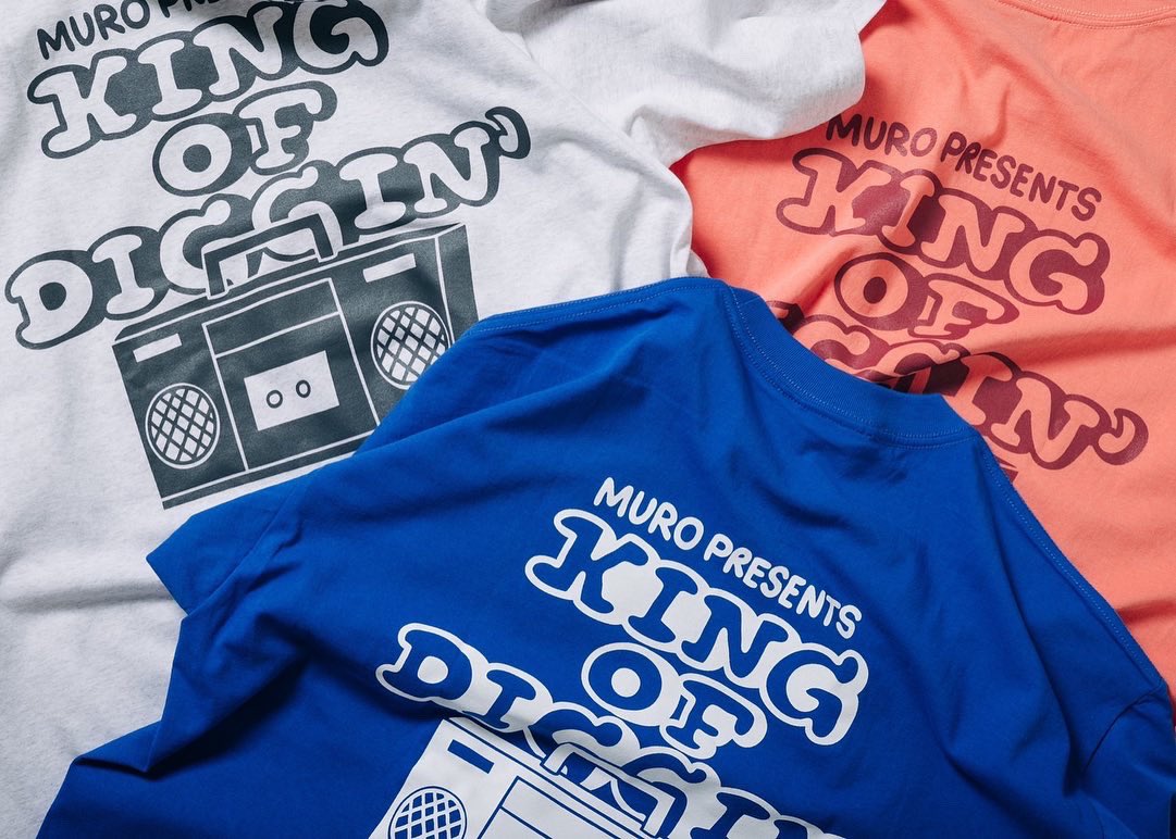 K_O_D_TOKYO_FM's tweet photo. ⭐️NEW ITEMS⭐️
KING OF DIGGIN’× CLEOFUS
“BOOM BOX SS Tee”
Color : Ash , Royal , Warm Pink
Size : M , L , XL
¥6,600(INTAX)
※数量限定アイテム
お求めは千代田ホテルレコード⬇︎⬇︎⬇︎
https://t.co/S4cMVIR5e1
#kod_tfm #cleofus @DJMURO @MACKACHIN @ccleofus @tokyofm @MURAKENPHOTO https://t.co/wiB5RCVBfN