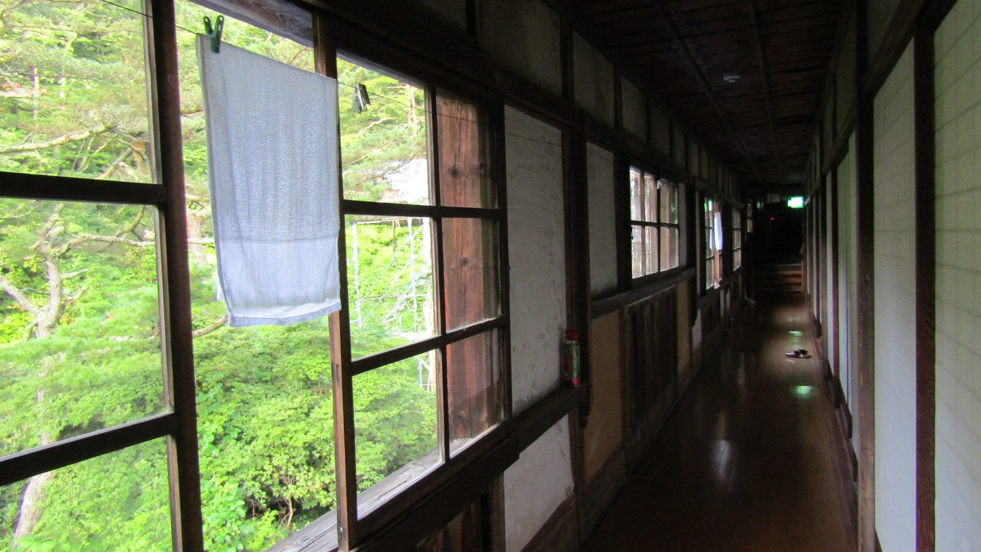 ゆーゆー この外観見たら驚かないが鍵は無く廊下から襖開けたらすぐ客室 しかもここ襖じゃない 障子 音が筒抜け 隣の寝息が聞こえるww でも部屋にテレビもコンセントもあるんだな 自炊もできる 冷房設備はなくこの時期夜までは部屋がやや暑い