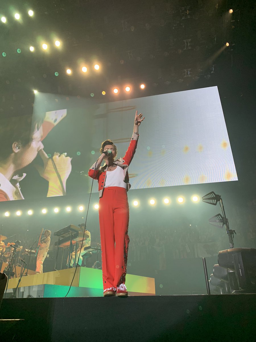 harryIotoutfits's tweet photo. Show N19: Cologne, Germany
Wearing: Gucci
22.7.22
#HarryStylesOutfits
#LoveOnTourCologne
#HarryStylesCologne 🤍❤️
©️: owner https://t.co/DTuTMptFo1