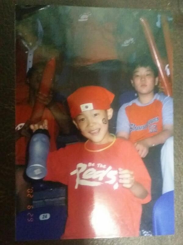 JMNHIRAETH's tweet image. jimin watching the world cup in 2002 completely unaware of the fact that he’ll make the world cup anthem 20 years later