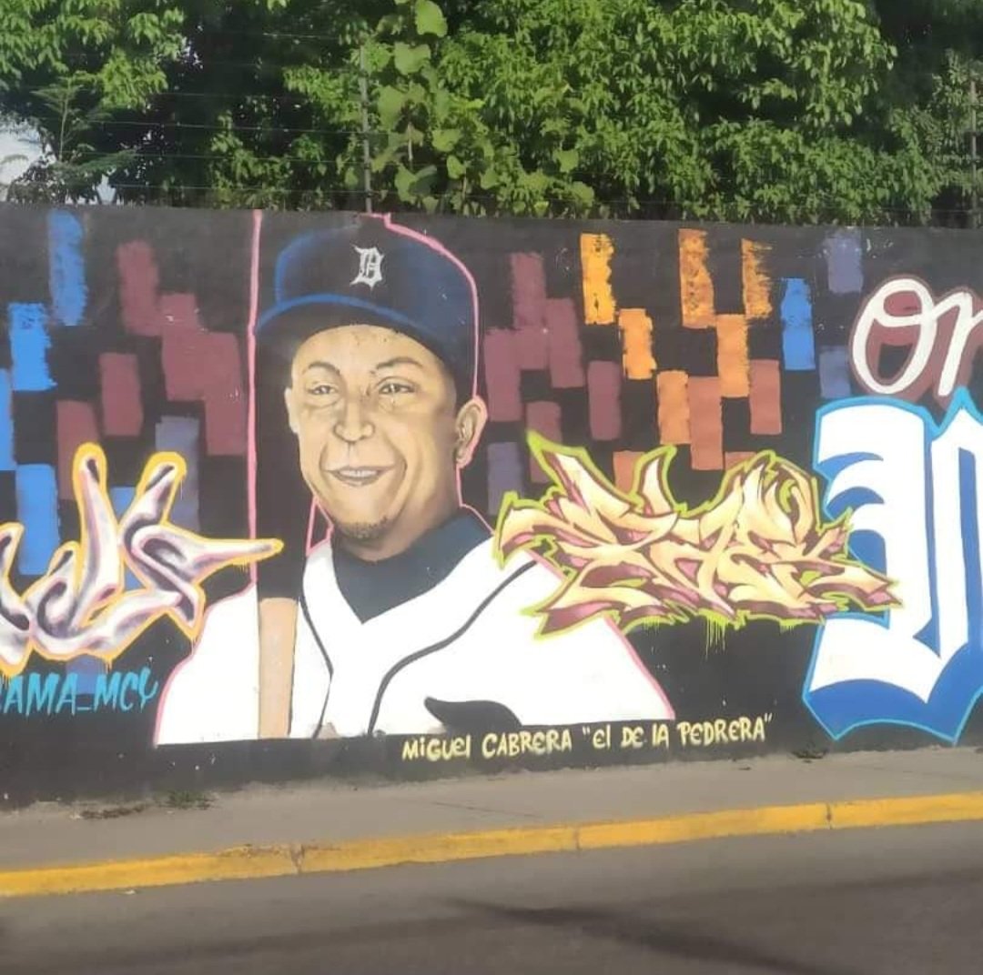 elmorenosmoke's tweet photo. Esta me la robe @MiguelCabrera cuando era pobre https://t.co/CITFzEbU4a