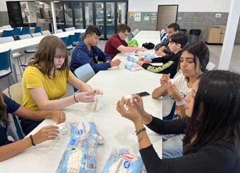 MISDVanguardHS's tweet photo. We're continuing to make an impact & harvest strong relationships with our #FreshU students! #DiscoverVanguard #V_Up https://t.co/5Bx6ZTXyfO
