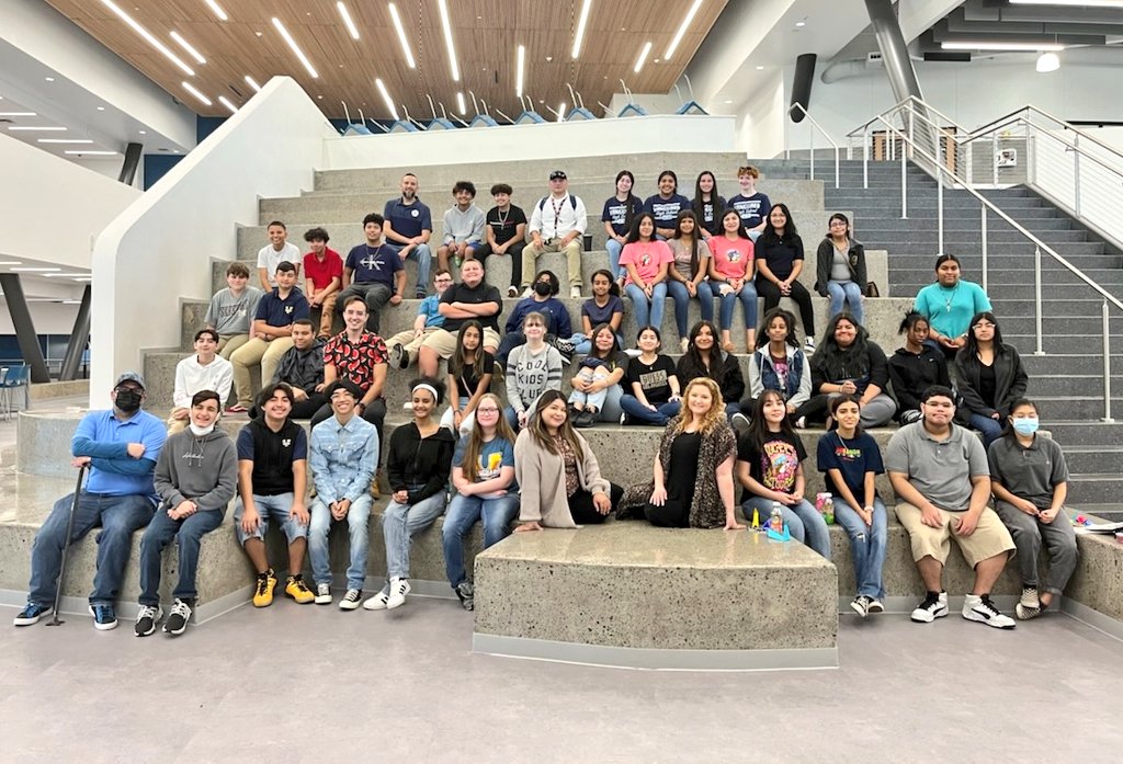 MISDVanguardHS's tweet photo. We're continuing to make an impact & harvest strong relationships with our #FreshU students! #DiscoverVanguard #V_Up https://t.co/5Bx6ZTXyfO