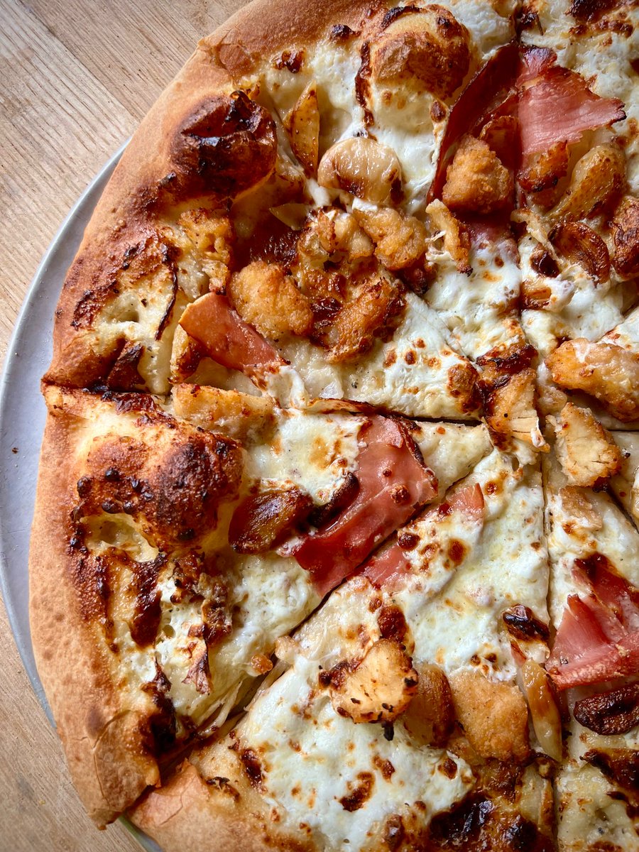 DevilsClubBeer's tweet photo. 🍕Pizza Nite!!🌙 
What’s a Crack-A-Lackin it’s Pizza Time! 
. 
//🍻DOWNTOWN MIRCEA BROWN🤎/ Garlic cream sauce, mozzarella, prosciutto, crispy chicken, and roasted garlic// https://t.co/usCx0lhOhV