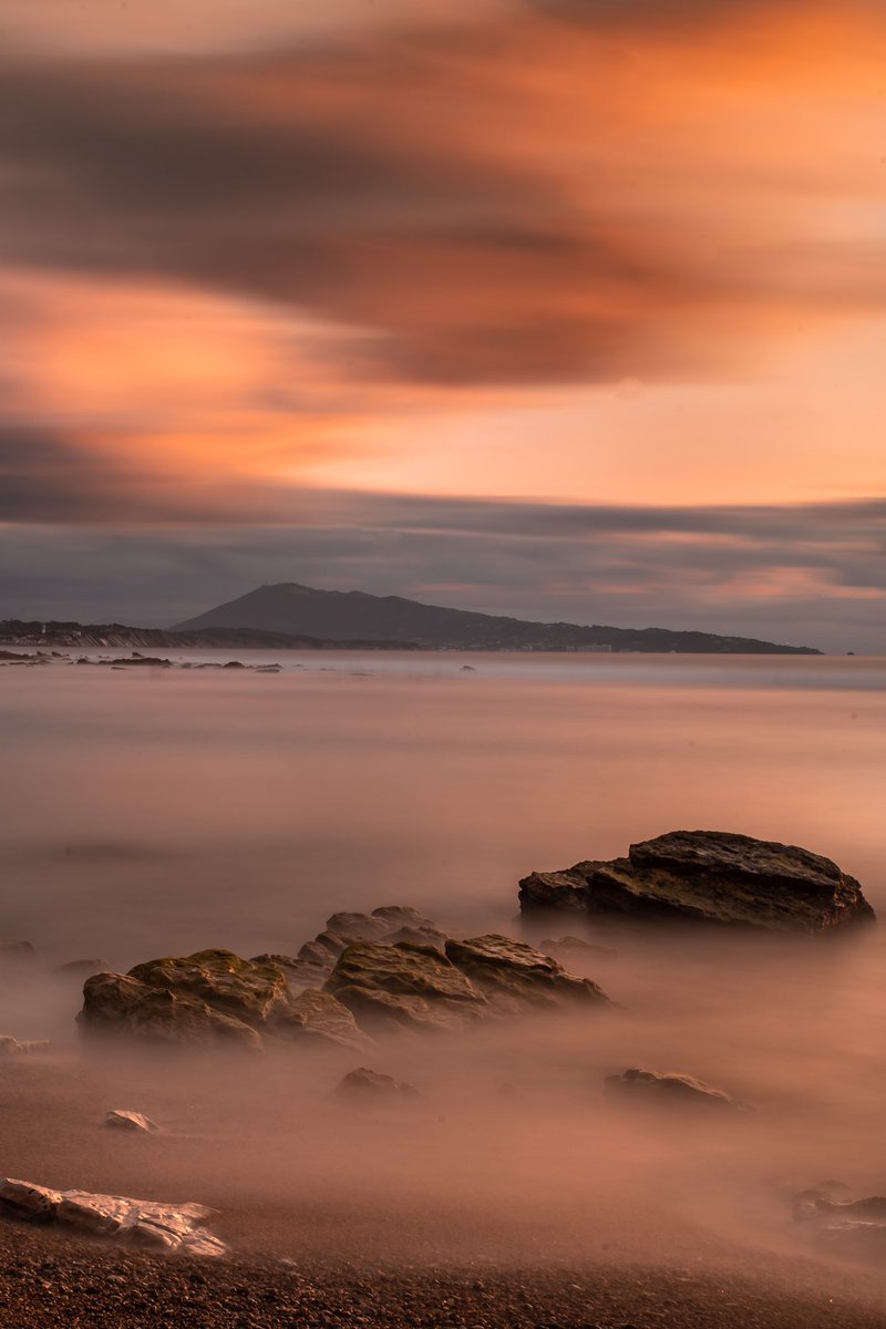 MarcoUrrutia_PB's tweet photo. Pause longue sur une plage de la côte basque !
#sunset #paysbasque #pauselongue #longexpo #longexposure #photo #summer https://t.co/P6F0v7GCE2