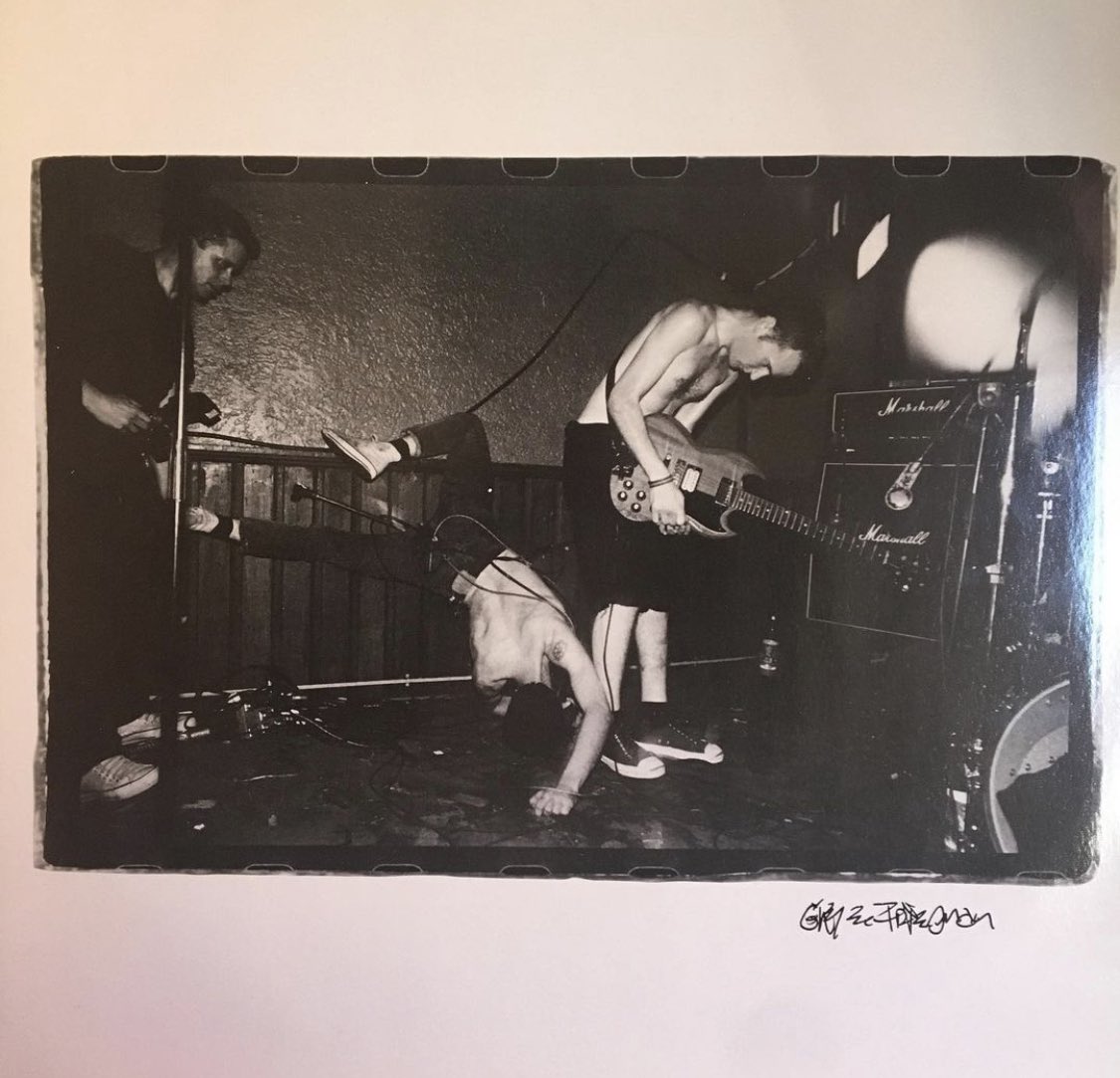 indie_or_die's tweet photo. @withamessyhead @la_strn Je publie des inserts de vinyles quand j'en croise dans les miens. Photo issue du premier EP de Fugazi #vinylinserts
https://t.co/yxOD3k9uXt https://t.co/y77mteJK4z