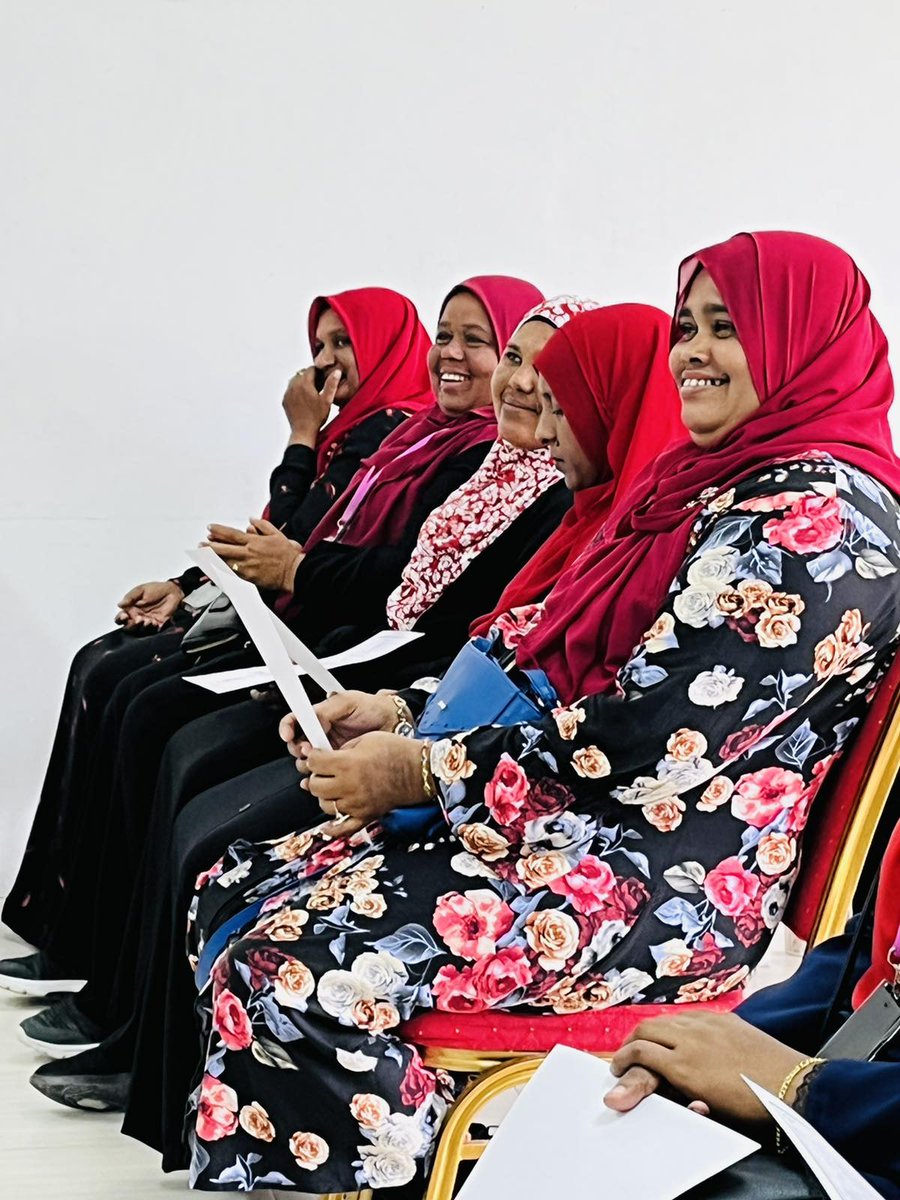 SchoolHithadhoo's tweet photo. ހިތަދޫ ސްކޫލްގެ ސަޕޯރޓު ސްޓާފުން އަދި އެމުއައްޒަފުންގެ ސުޕަވައިޒާރ  އެންޑީ އަކީ ސްކޫލްގެ އެހެން ހުރިހާ މުއައްޒަފުންނަށް އަބަދުމެ އެންމެ ގާތުން އެހީތެރިވެދޭ ޓީމް. އެހެންކަމުން މިހުރިހާ މުއައްޒަފުންގެ ހިދުމަތް ނުހަނު ލޯތްބާ، ޝުކުރުވެރި ކަމާއެކު ބަލައިގަންނަން @MoEdumv https://t.co/t9mbz6p7wS