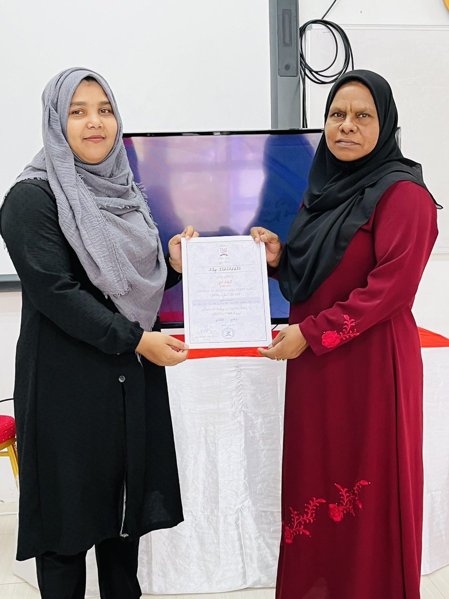 SchoolHithadhoo's tweet photo. ހިތަދޫ ސްކޫލްގެ ސަޕޯރޓު ސްޓާފުން އަދި އެމުއައްޒަފުންގެ ސުޕަވައިޒާރ  އެންޑީ އަކީ ސްކޫލްގެ އެހެން ހުރިހާ މުއައްޒަފުންނަށް އަބަދުމެ އެންމެ ގާތުން އެހީތެރިވެދޭ ޓީމް. އެހެންކަމުން މިހުރިހާ މުއައްޒަފުންގެ ހިދުމަތް ނުހަނު ލޯތްބާ، ޝުކުރުވެރި ކަމާއެކު ބަލައިގަންނަން @MoEdumv https://t.co/t9mbz6p7wS