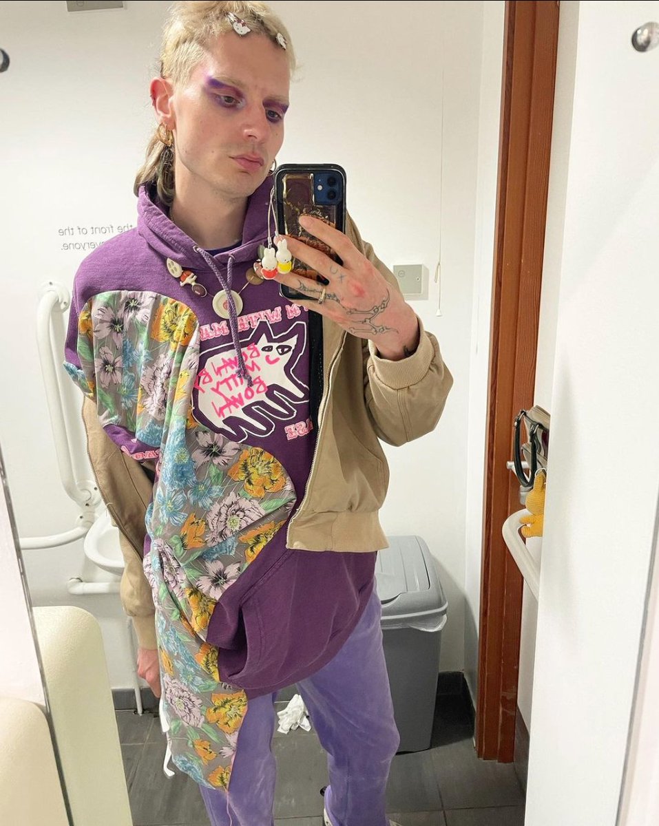FelicityFinn's tweet photo. Matty Bovan’s works are very eccentric, very cool, his works are a work of art!! Matty’s gonna get support from Dolce Gabbana for the Milan Fashion Week, they will provide the materials and support the creation of the collection. #dolcegabbana #mattybovan https://t.co/WBqGxV4qCd