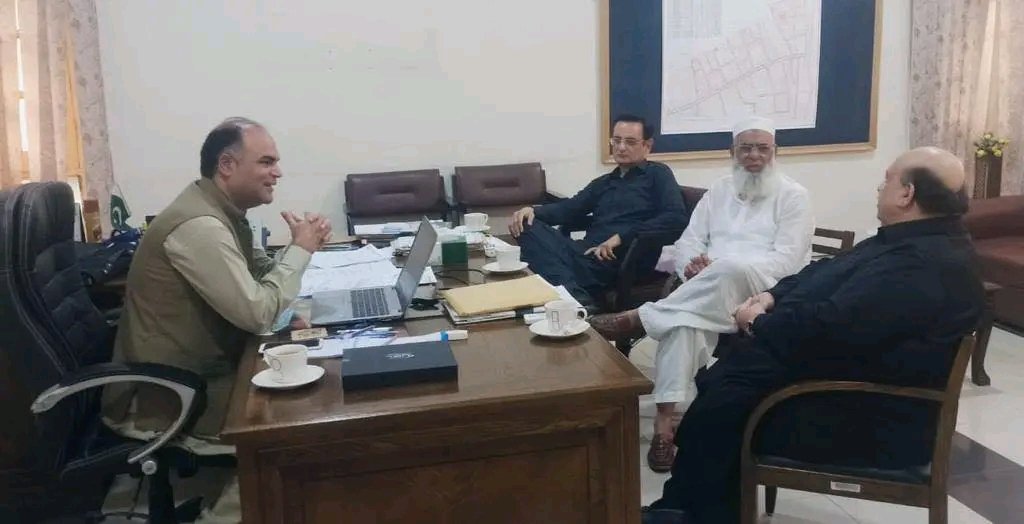 HaniAwish33's tweet photo. Executive members of Industrial Association Peshawar having a welcome meeting with the new Zone Incharge Peshawar Estate 
#kpezdmc #Industralization https://t.co/ZPt3zYwQlp