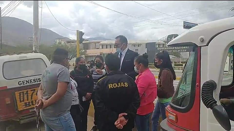 NoDignos's tweet photo. #MOVADEF y #FUDEPP Detienen a regidor de Amarilis y otras 9 personas por presuntos vínculos con el Movadef, policías de Huánuco y Lima ejecutaron la ‘Operación Apolo” dirigidos por Walter Ordaya.En el inmueble Pje.Los Naranjos Mz. C. Lte. 7, en Cayhuayna. https://t.co/EoOq5WEoca