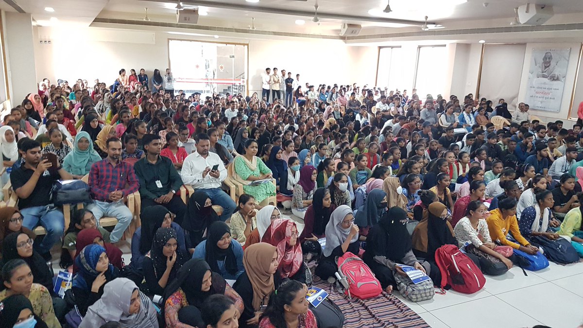BharuchNews's tweet photo. To spread public Awareness for use of E-FIR portal &amp; citizen first app. A seminar was organised for college student of #Bharuch in presence of @BharuchPolice DSP leena patil &amp; MLA @dushyantrpatel 

#BharuchPolice #GujaratPolice 
@CollectorBharch
@GujaratPolice
@sanghaviharsh https://t.co/MoO9koGtba