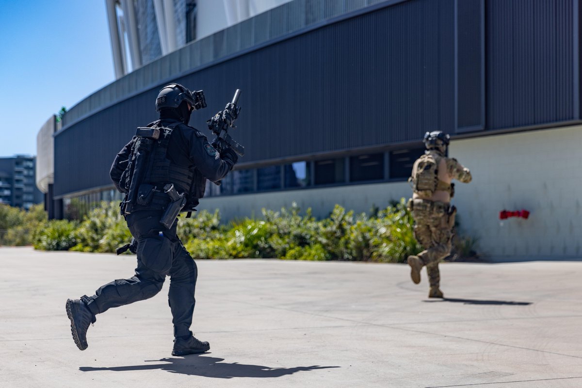 hqjoc's tweet photo. Ready to respond 🚔 

#YourADF and @QldPolice are working together at @QCBstadium in Townsville to test their response to a simulated domestic security threat.

Exercise Austral Shield is a no-notice rehearsal of a counter-terror operation in support of state civil authorities. https://t.co/2AVUkcjMqZ