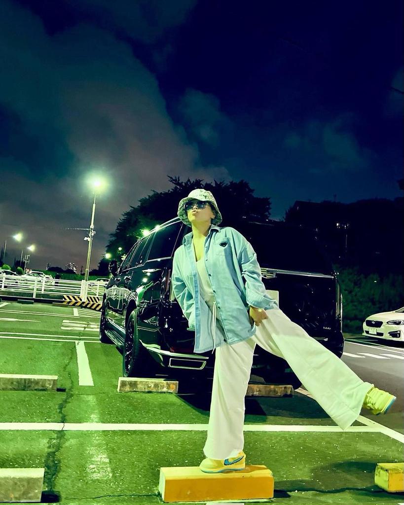 mt1221momo96ldh's tweet photo. あゆちゃんと夜のムーンは幻想的だね🌕🌃
どこかの駐車場であゆちゃん！はしゃいでるね😊✨
#浜崎あゆみ
#ayumihamasaki https://t.co/h470JKLBje