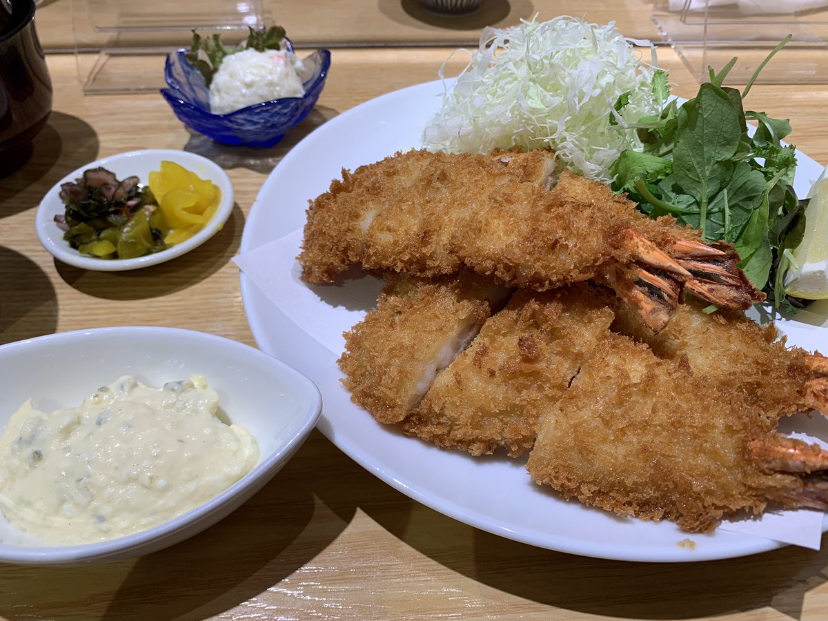 お昼は漣さんでエビフライ定食です🍤
でっかいエビフライが4つも😏