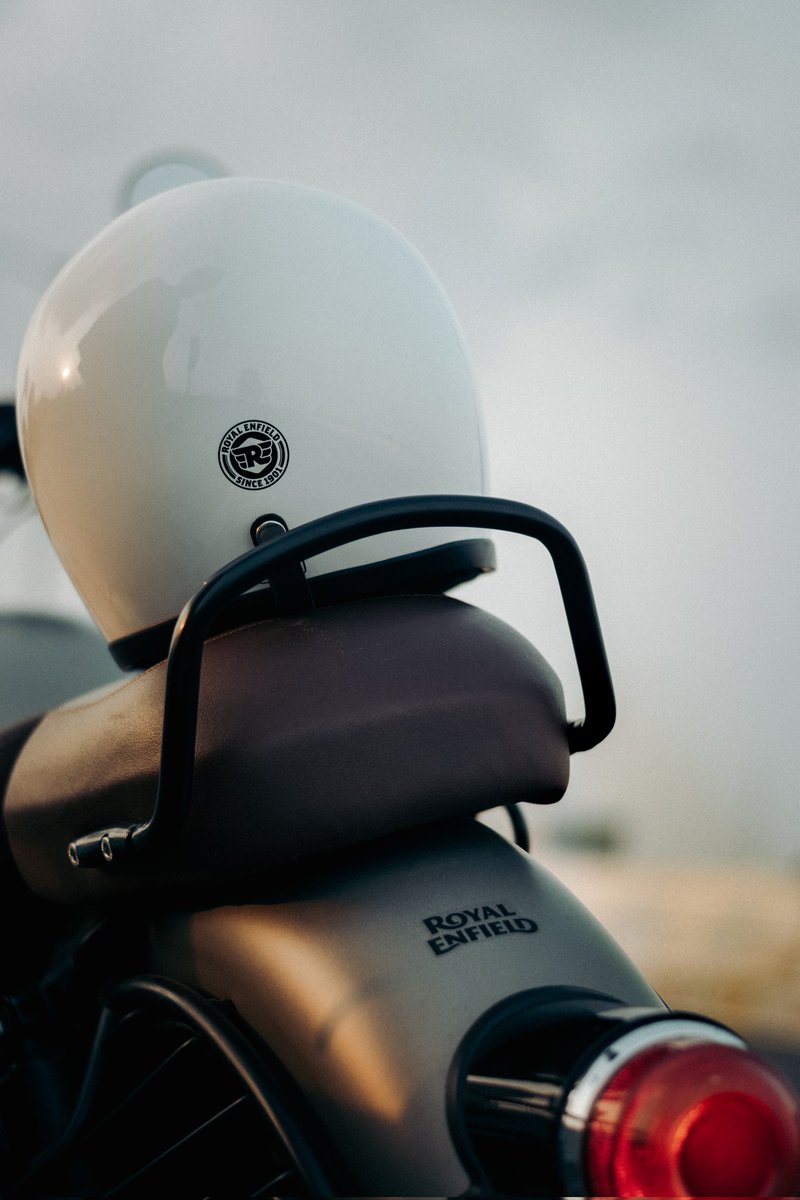 KJpeg5's tweet photo. Don't buy upgrades Ride up grades🧞‍♂️❤️‍🔥
W:// @HossainZaka
Ofcourse one of the photos from that three stack layer post is blur :-) mera model thorina introvert hai 🥀
#kunalhanda #RoyalEnfield #royalenfieldclassic350
 #royalenfieldindia #darkgunmetalgrey  #mattgrey #indianbikes https://t.co/cOnIH6IB7A
