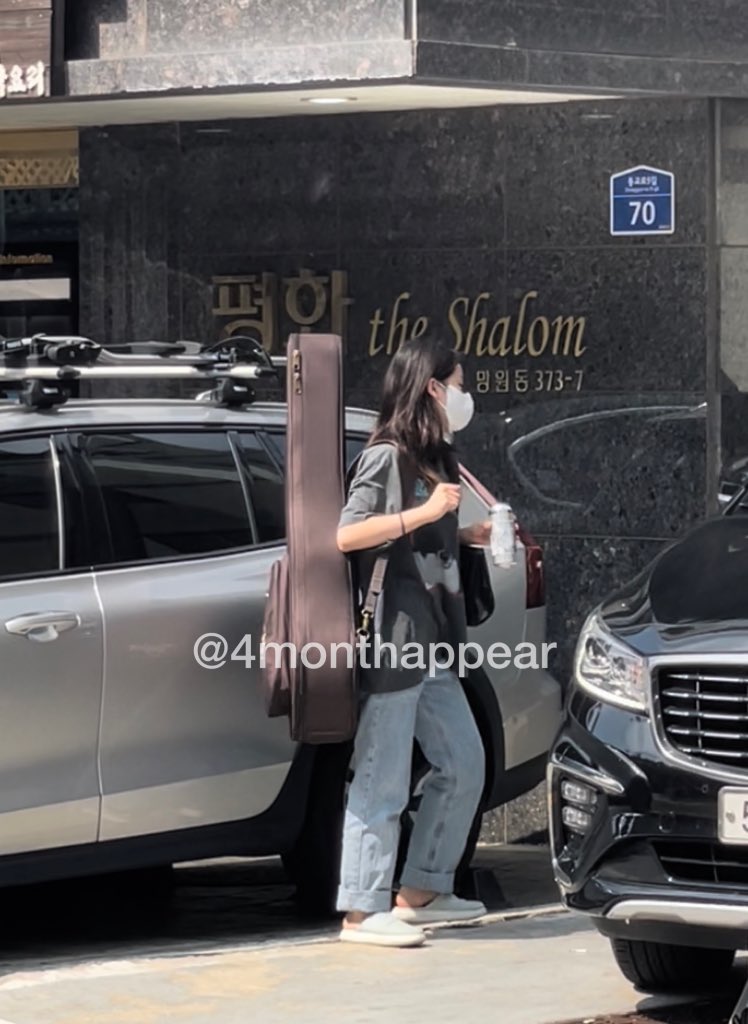 쩡카페 번호표 뽑고 기다리고 있는데 기타 내려놓고 인사해주는 아이돌 어때