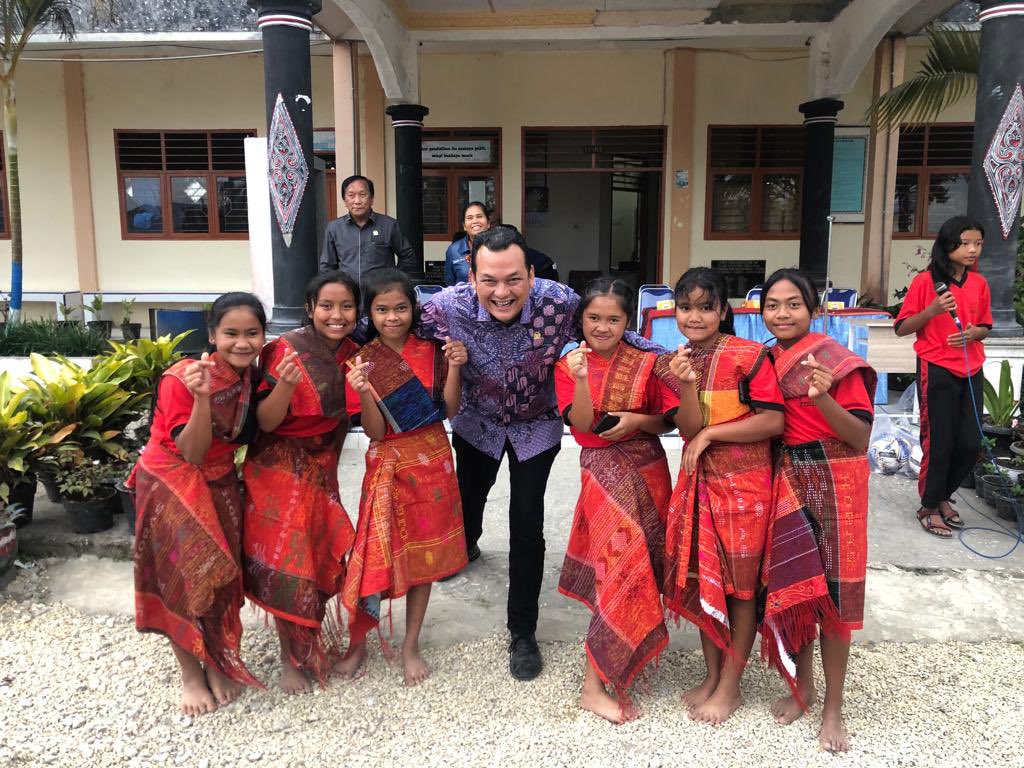 martinmanurung's tweet photo. 2) “Martin Mengajar” (MM) adalah program yang saya jalankan, bahkan sebelum saya terpilih menjadi anggota DPR RI. Dengan program ini, saya memberikan motivasi kepada para siswa untuk maju dan mampu bersaing, serta pelatihan dan peningkatan kapasitas para guru. https://t.co/voR10vjxAs