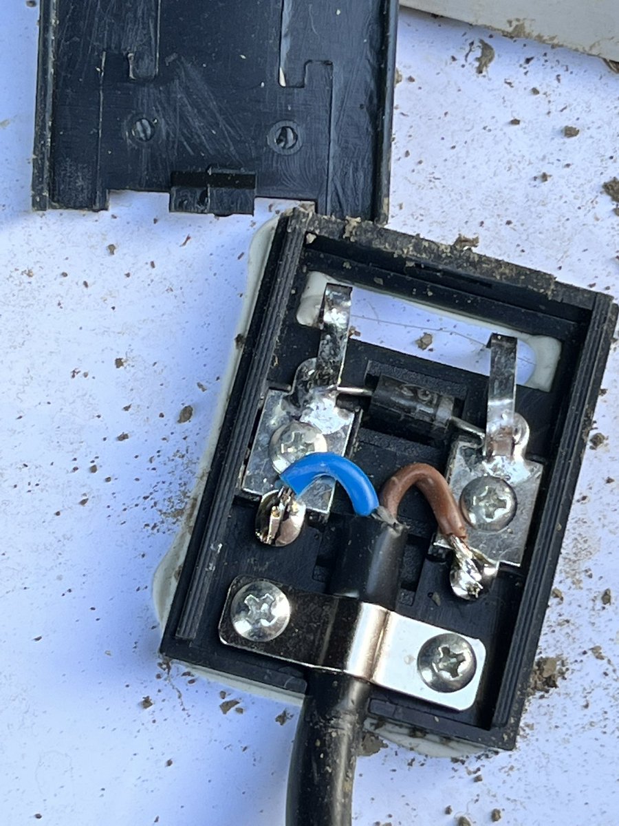 🚨Technisch advies gevraagd😳

Loonwerker reed per ongeluk over ons zonnepaneel en nu werkt de gps-ontvanger niet meer. 
Apparatuur komt uit Spanje. Wie heeft advies over vervanging paneel met een snelle levering? 
We denken de stekker te kunnen herbruiken.