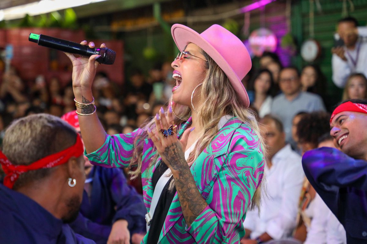 Santiago_Bdy's tweet image. Absolutamente hermoso el desfile de #ModaAlBarrio que vimos hoy en la Plaza Minorista. Una iniciativa de @diamaov que representa la esencia de la Medellín Futura. Somos esto, somos barrio, diversidad, trabajo y talento.