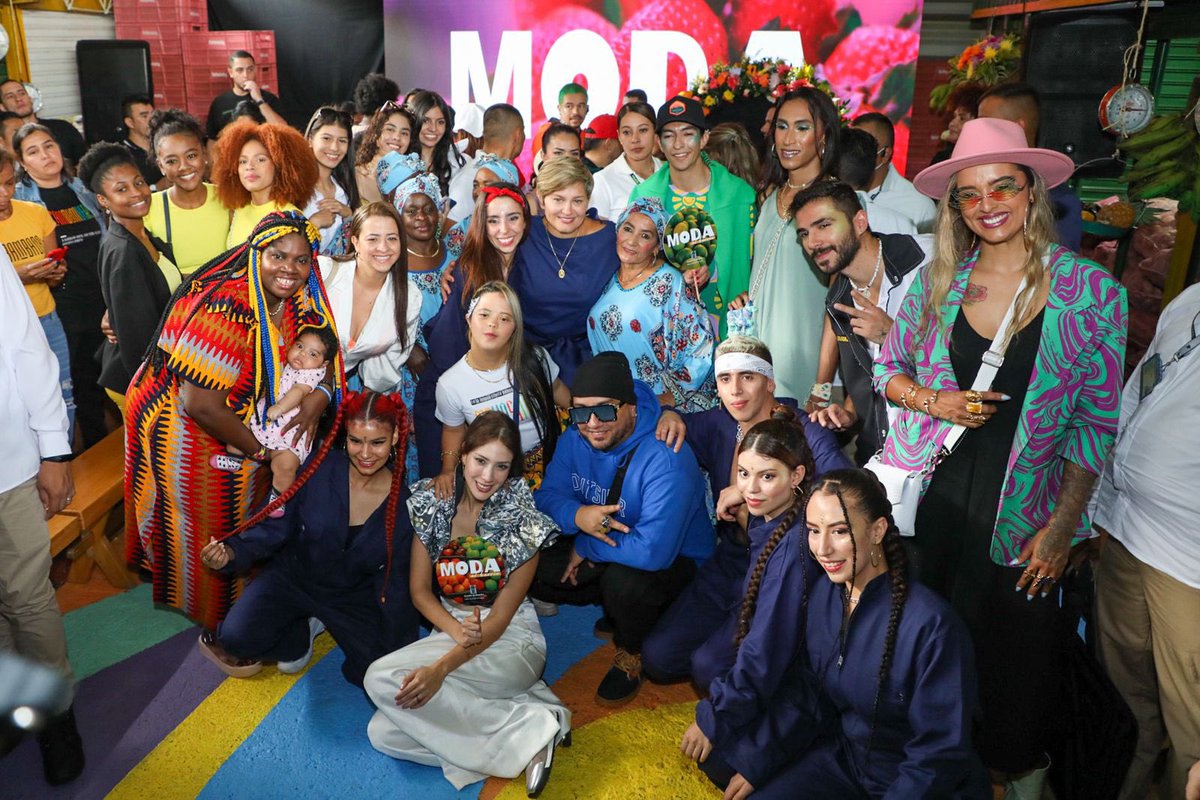 Santiago_Bdy's tweet image. Absolutamente hermoso el desfile de #ModaAlBarrio que vimos hoy en la Plaza Minorista. Una iniciativa de @diamaov que representa la esencia de la Medellín Futura. Somos esto, somos barrio, diversidad, trabajo y talento.