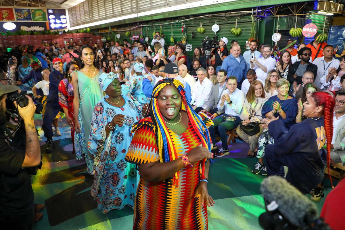 Santiago_Bdy's tweet image. Absolutamente hermoso el desfile de #ModaAlBarrio que vimos hoy en la Plaza Minorista. Una iniciativa de @diamaov que representa la esencia de la Medellín Futura. Somos esto, somos barrio, diversidad, trabajo y talento.