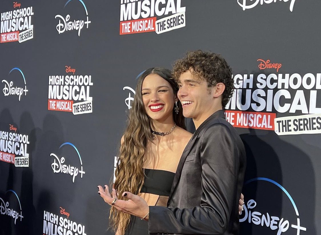 barchiebaby's tweet photo. JOSHUA BASSETT AND OLIVIA RODRIGO…BREATHING THE SAME AIR…NEXT TO EACH OTHER…IN 2022…I HAVE NO WORDS https://t.co/inGT7furb9