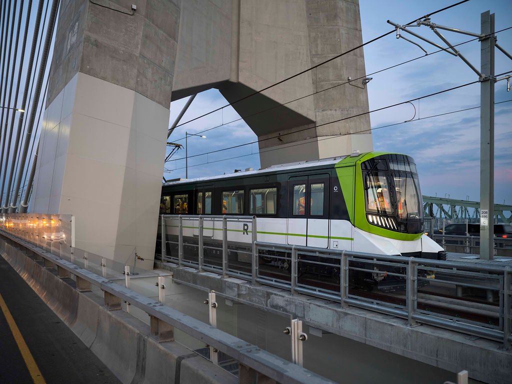 REM - Réseau express métropolitain (@remgrandmtl) on Twitter photo Bonjour Montréal 👋 La voiture vient de traverser pour la toute première fois le pont Samuel-De Champlain!  #REMmtl 📸 <a href="/Thierry_TDB/">du bois</a> Bonjour Montréal 👋 La voiture vient de traverser pour la toute première fois le pont Samuel-De Champlain!  #REMmtl 📸 <a href="/Thierry_TDB/">du bois</a>