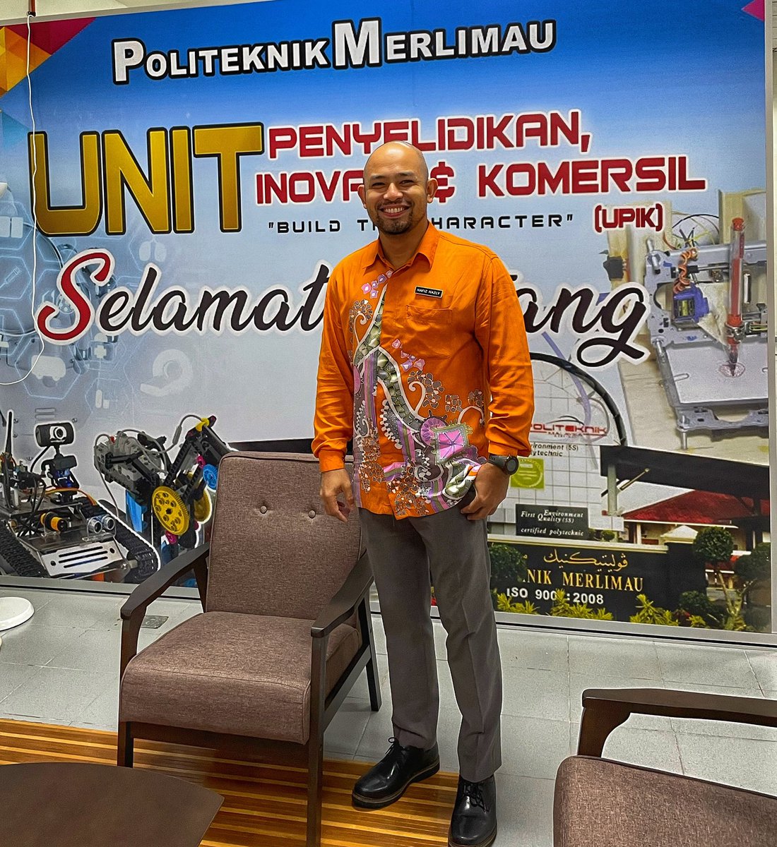 nafiznazly's tweet photo. Berbaju batik di Merlimau hari ini.
#pmm #batikmalaysia #batik #polycc #tvet #tvetnegara #merlimau #melaka https://t.co/f59fV0x4wy