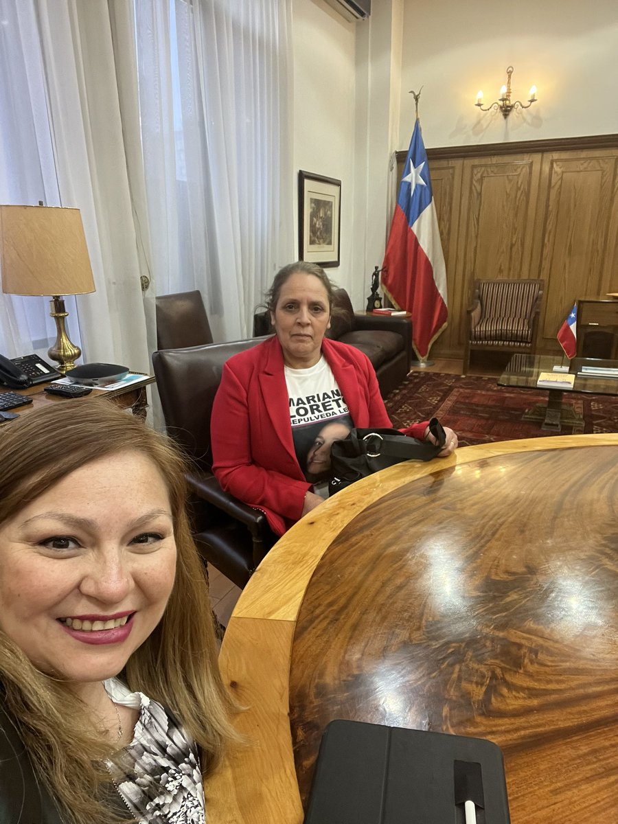 AlianteFabiola's tweet photo. Con las esperanzas renovadas, hoy con la señora Marta León, mamá de Mariana Sepúlveda, en reunión en @MinjuDDHH con la Ministra de Justicia, @mriost y su equipo. Dios nos ayude en éste camino por conseguir justicia para nuestras queridas familias de @FundChiledepie 💜♥️💜♥️💜. https://t.co/DjkaYLGhYf