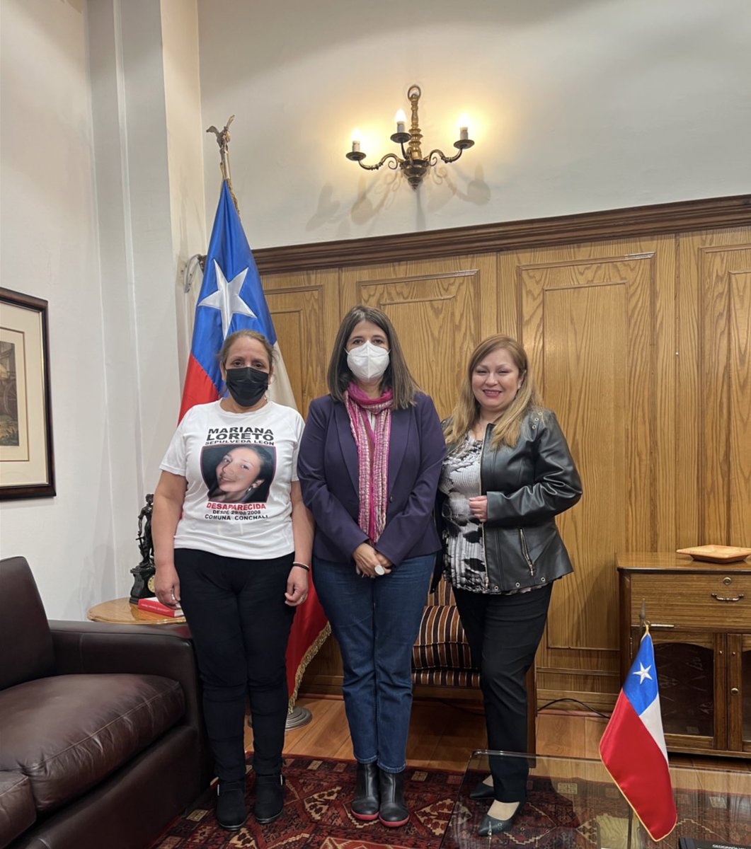AlianteFabiola's tweet photo. Con las esperanzas renovadas, hoy con la señora Marta León, mamá de Mariana Sepúlveda, en reunión en @MinjuDDHH con la Ministra de Justicia, @mriost y su equipo. Dios nos ayude en éste camino por conseguir justicia para nuestras queridas familias de @FundChiledepie 💜♥️💜♥️💜. https://t.co/DjkaYLGhYf