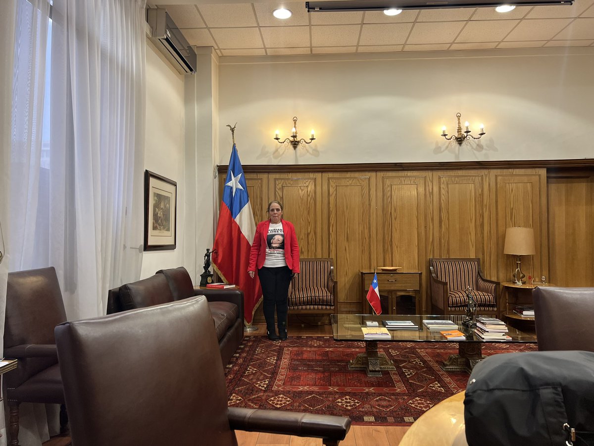 AlianteFabiola's tweet photo. Con las esperanzas renovadas, hoy con la señora Marta León, mamá de Mariana Sepúlveda, en reunión en @MinjuDDHH con la Ministra de Justicia, @mriost y su equipo. Dios nos ayude en éste camino por conseguir justicia para nuestras queridas familias de @FundChiledepie 💜♥️💜♥️💜. https://t.co/DjkaYLGhYf