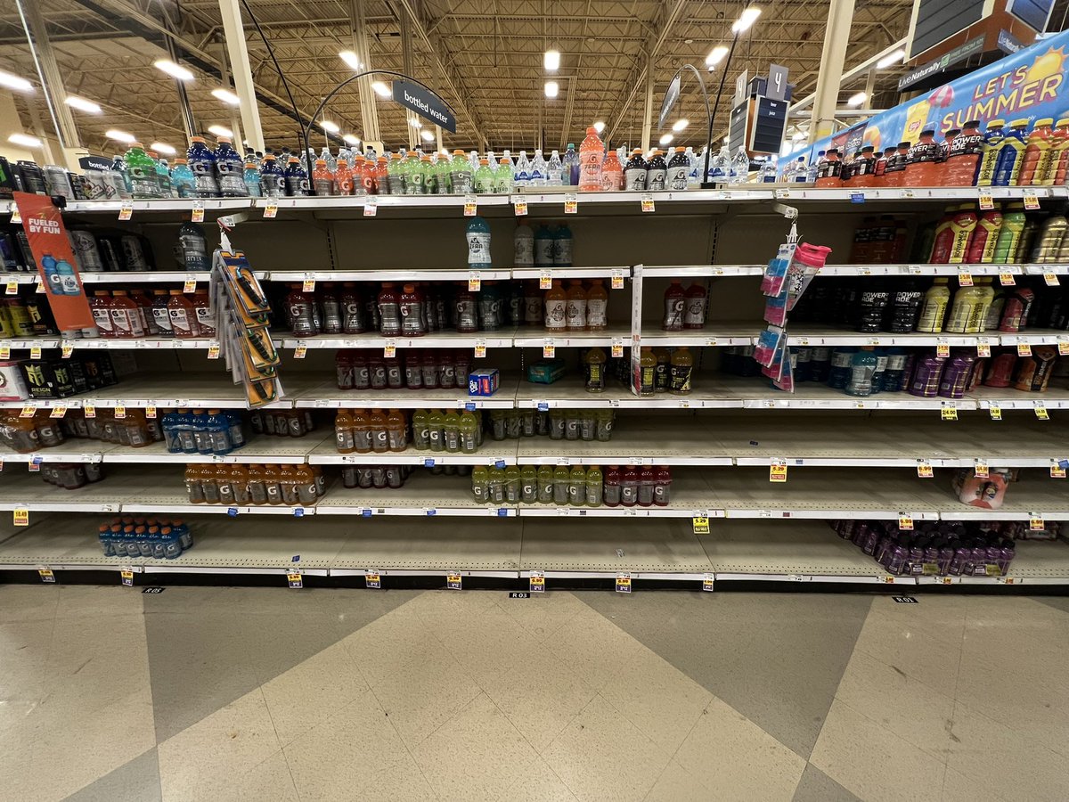 deuceohsixx's tweet photo. The Powerade is wiped out. #SeattleHeatWave https://t.co/mIdoEfeVNw