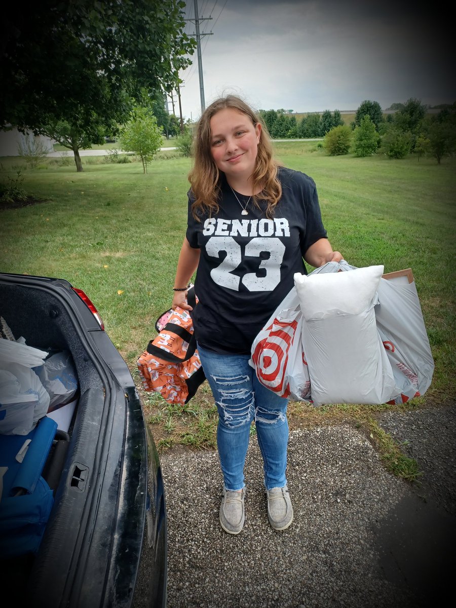 PearsonWampler's tweet photo. Last day of Ivy Tech today...have a great Senior year!❤ https://t.co/5oW2Ww6W9B