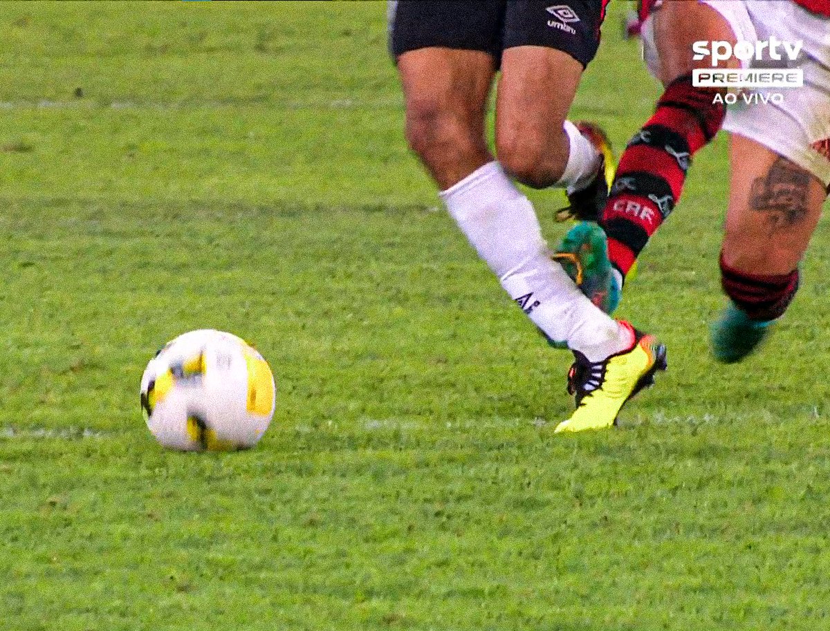 DoentesPFutebol's tweet photo. Não expulsar o Arrascaeta nesse lance aqui foi surreal.

Flamengo teve MUITA 'sorte' com a arbitragem hoje pela Copa do Brasil.

Absurdo. https://t.co/4OoCzqVFap