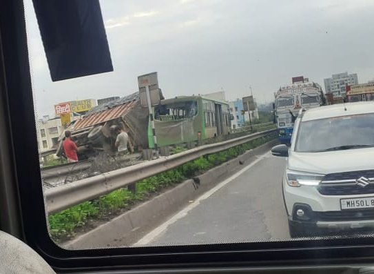 reachabhi's tweet photo. Pl check the traffic #chandanichowk #pune.
Movement towards warje-katraj is completely at halt due to accident.
(At 7.15 am)

@PuneCityTraffic
@puneruralpolice @PuneCityPolice https://t.co/k4e7U27bAs