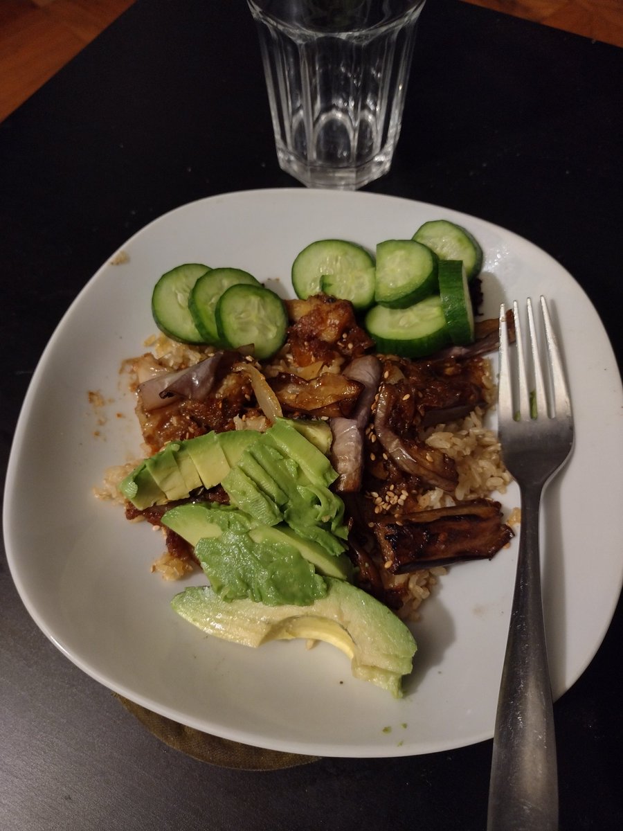 Remnants of California residency: if I have an avocado 🥑 in my kitchen, I will find a reason to have it in at least meal every day.
Spicy, sesame eggplant with rice, cukes, and avocado.