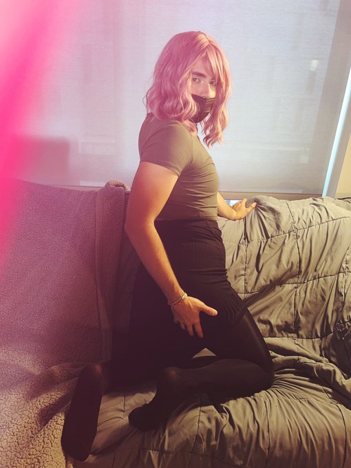 2 pic. Let’s hangout and do our makeup!
#femboy #nstwtw #onlyfans #onlyfanspromo #sissybois #sissy #femboi