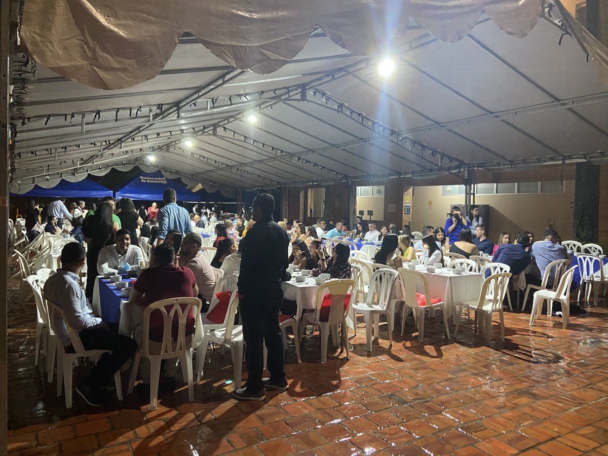 udes_oficial's tweet photo. #SomosUDES | 🎓Cada uno de nuestros #GraduadosUDES💙 deja una huella invaluable en nuestra institución👨🏼🎓, gracias por escogernos para alcanzar sus sueños ✨y por compartir este momento con nosotros🥂. #OrgulloUDES🎖️ https://t.co/HtcWhAvAz6