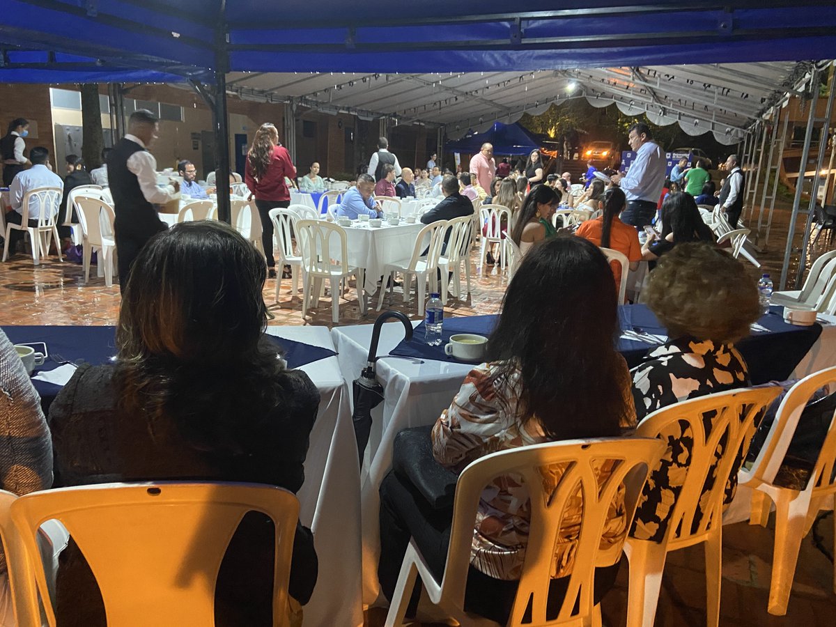 udes_oficial's tweet photo. #SomosUDES | 🎓Cada uno de nuestros #GraduadosUDES💙 deja una huella invaluable en nuestra institución👨🏼🎓, gracias por escogernos para alcanzar sus sueños ✨y por compartir este momento con nosotros🥂. #OrgulloUDES🎖️ https://t.co/HtcWhAvAz6