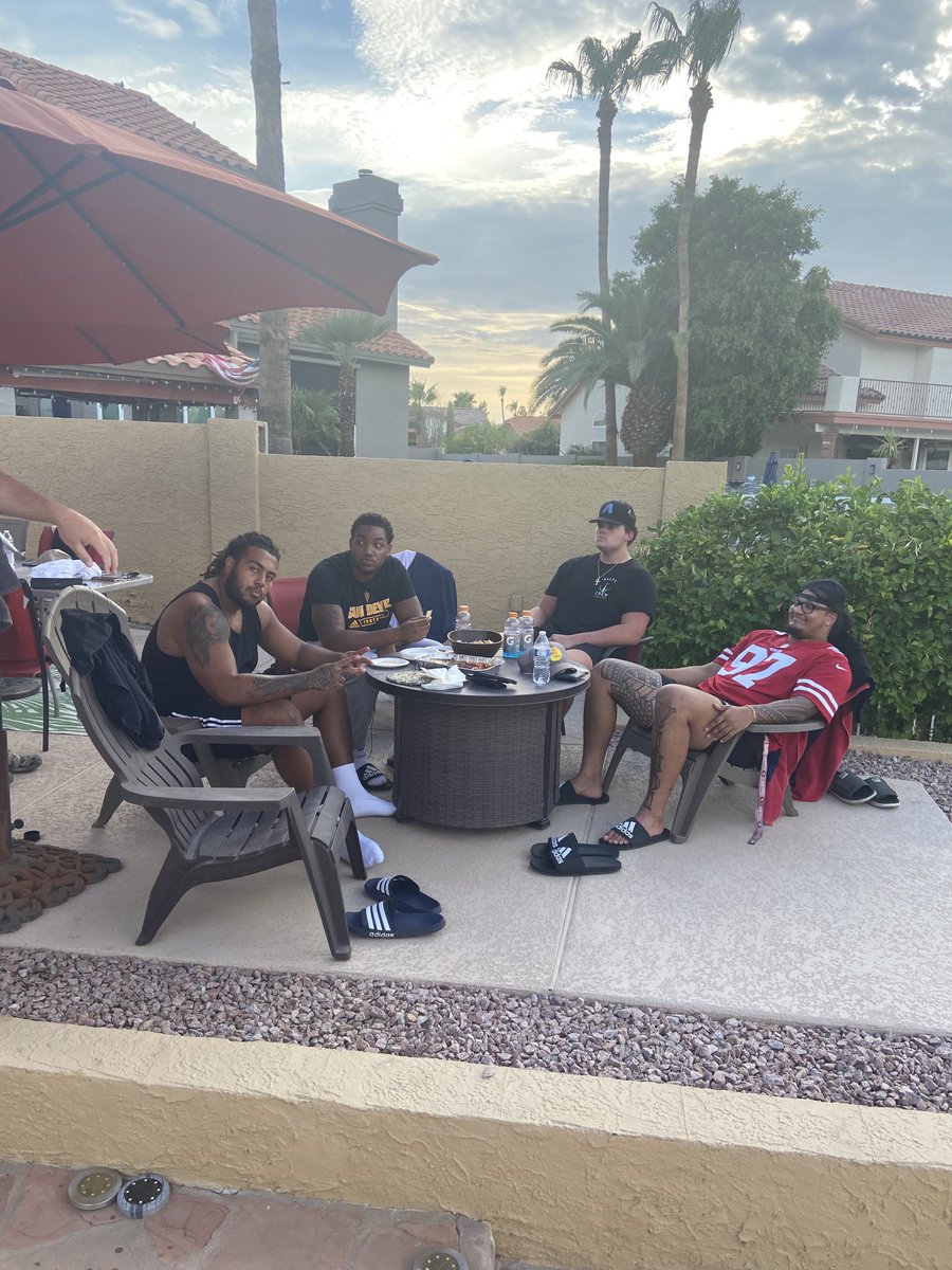 coach_cavanaugh's tweet photo. Great Night with the Dirt Devils! Eating Grindz, Bonding and Having a Helluva Time 🔱🔱🤙🏽 https://t.co/BZAhBtmzki
