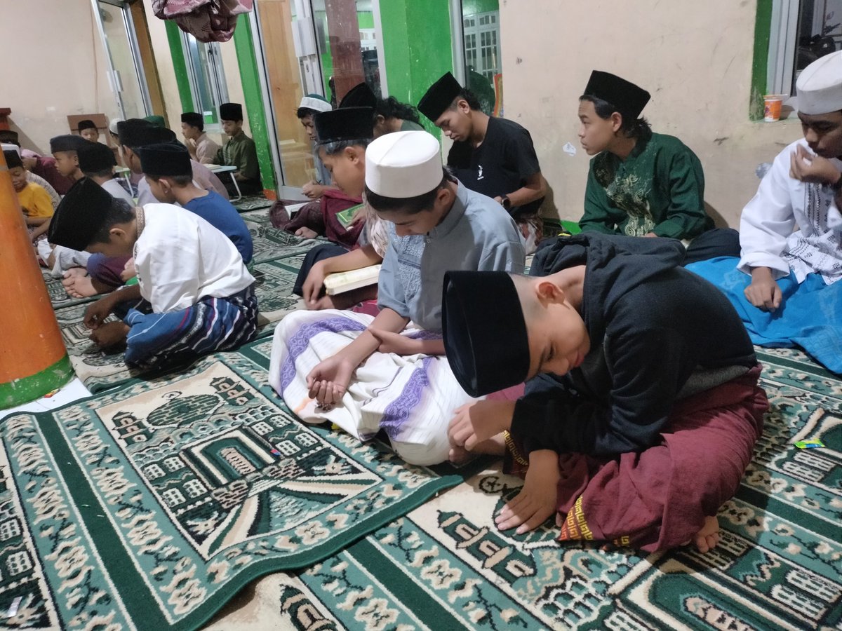 el__yassien's tweet photo. Sahabat Fillaahh bantu RT Yuk...
Kami membutuhkan 50 meja leker untuk santri putera
Barangkali ada yang berkenan wakaf meja belajar anak-anak santri yatim&amp;dhuafa
Tafaddhol bisa kirim ke alamat Yayasan kami, afwan

Jazakumullah khayran katsiron🙏🏻 https://t.co/NnAD4t7xtF