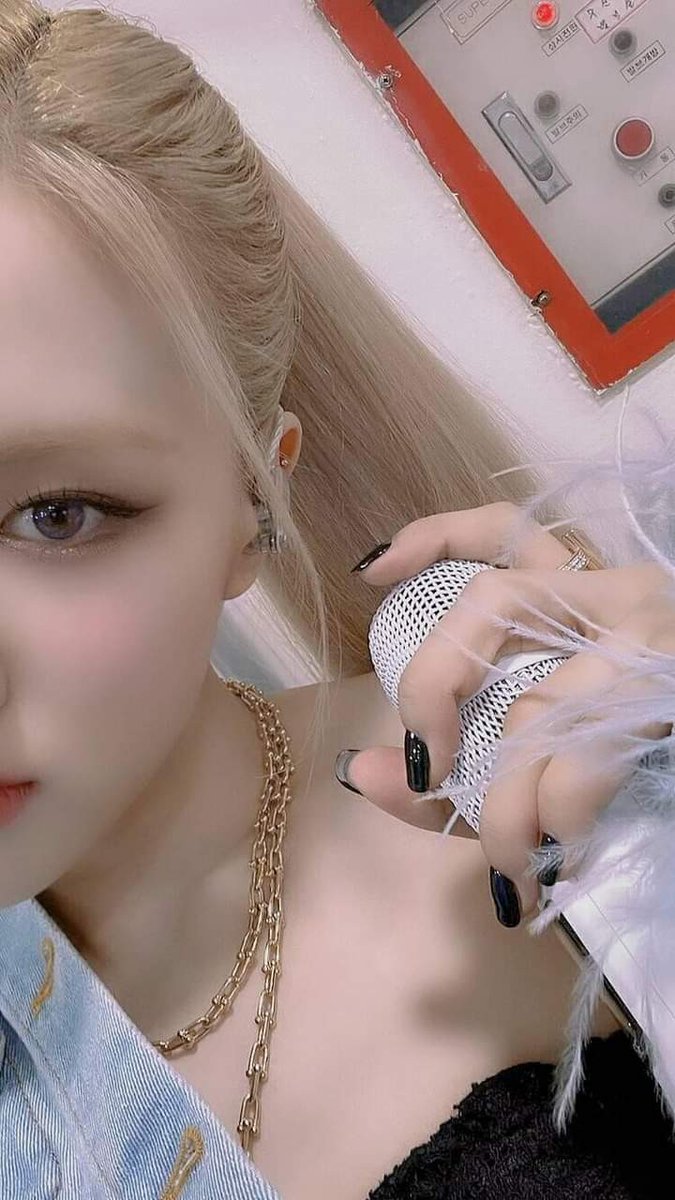 hng_phm6's tweet photo. Thực sự rất mong đc nhìn thấy Rosé trên stage, cũng đã hơn 1 năm ko thấy Rosé biểu diễn rồi 😭
#WhatsYourK_MySolo 
#WhatsYourK   
#ROSÉ https://t.co/1UoIUqylkR