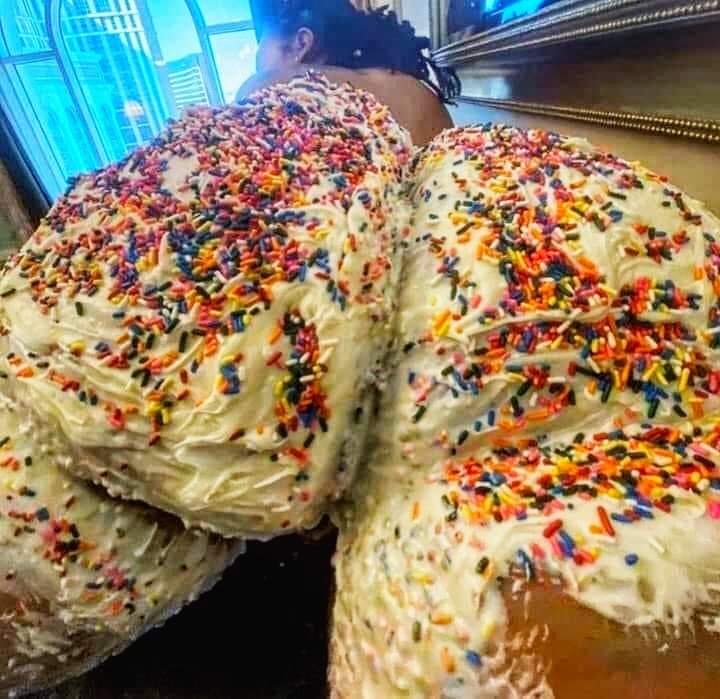 RaveenaSissy's tweet photo. Pottachi me: inaiki en friend birthday sari Vada cake vangi cut panalam nu sona un sootha vida di Vera cake venum nu ena kopura paduka pottu soothu fulla Cream aa appitan porukki 🙈🙈 https://t.co/bSa42gAhPj