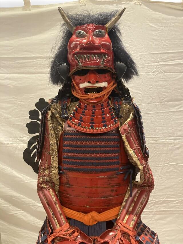 記念館1階で展示中の 「鬼面形兜(きめんなりかぶと)」は 鬼の面を 